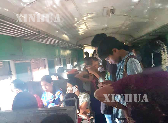ရန်ကုန်မြို့ပတ်ရထားစီးသူတစ်ချို့ အားတွေ့ရစဉ် (ဆင်ဟွာ)