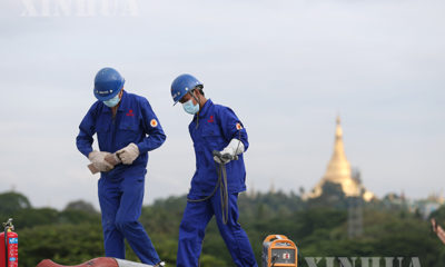 ရန်ကုန်မြို့ အမျိုးသားဇာတ်ရုံ ပြုပြင်မွမ်းမံတည်ဆောက်ရေးလုပ်ငန်းခွင်တွင် အလုပ်လုပ်ကိုင်နေသော ကျော်ထက်အောင်အား အောက်တိုဘာ ၂၈ ရက်က တွေ့ရစဉ်(Xinhua/U Aung)