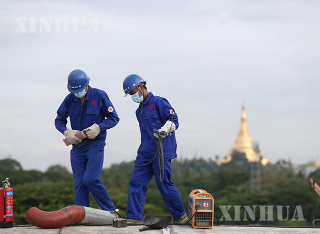 ရန်ကုန်မြို့ အမျိုးသားဇာတ်ရုံ ပြုပြင်မွမ်းမံတည်ဆောက်ရေးလုပ်ငန်းခွင်တွင် အလုပ်လုပ်ကိုင်နေသော ကျော်ထက်အောင်အား အောက်တိုဘာ ၂၈ ရက်က တွေ့ရစဉ်(Xinhua/U Aung)