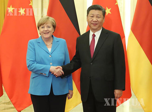 တရုတ်နိုင်ငံသမ္မတရှီကျင့်ဖိန် နှင့် ဂျာမနီနိုင်ငံဝန်ကြီးချုပ်အိန်ဂျလာမာကဲလ်တို့ ပေကျင်းမြို့၌ ၂၀၁၈ ခုနှစ် မေ ၂၄ ရက်တွင် တွေ့ဆုံစဉ်(ဆင်ဟွာ)