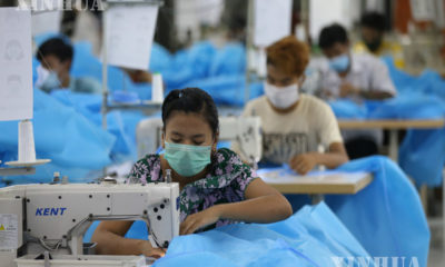 ရန်ကုန်မြို့ရှိ အထည်ချုပ်စက်ရုံတစ်ခု၌ လုပ်ကိုင်နေသော အလုပ်သမားများအား တွေ့ရစဉ်(ဆင်ဟွာ)
