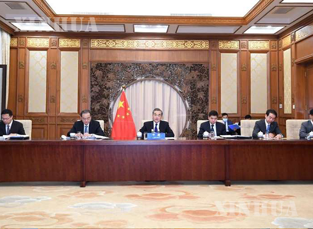 တရုတ်နိုင်ငံ နိုင်ငံတော်ကောင်စီဝင်နှင့် နိုင်ငံခြားရေးဝန်ကြီး ဝမ်ရိက တရုတ်နိုင်ငံနှင့် အာရပ် ပင်လယ်ကွေ့နိုင်ငံများ ပူးပေါင်းဆောင်ရွက်မှုကောင်စီ ဝန်ကြီးအဆင့်အစည်းအဝေးသို့ တက်ရောက်နေစဉ် (ဆင်ဟွာ)
