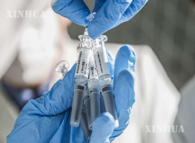 တရုတ်နိုင်ငံ မြို့တော် ပေကျင်းရှိ Sinovac Biotech Ltd., တွင် COVID-19 ကာကွယ်ဆေး (COVID-19 inactivated vaccine) နမူနာကို ဝန်ထမ်းတစ်ဦးက ပြသနေစဉ် (ဆင်ဟွာ)