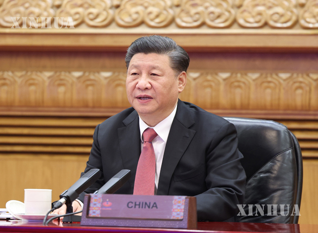 တရုတ်နိုင်ငံ သမ္မတ ရှီကျင့်ဖိန်အား နိုဝင်ဘာ ၂၀ ရက်က ၂၇ ကြိမ်မြောက် အာရှ-ပစိဖိတ် စီးပွားရေးပူးပေါင်းဆောင်ရွက်မှု (APEC) စီးပွားရေးခေါင်းဆောင်များ အစည်းအဝေး၌ မိန့်ခွန်းပြောကြားနေသည်ကို တွေ့ရစဉ် (ဆင်ဟွာ)