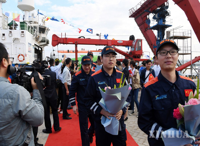 တရုတ်နိုင်ငံ တောင်ပိုင်း ဟိုင်နန်ပြည်နယ် ဆန်းရာမြို့၊ နန်ဆန်းဆိပ်ကမ်းတွင် Tansuo-1 သင်္ဘောမှ သင်္ဘောသားများကို နိုဝင်ဘာ ၂၈ ရက်က ကြိုဆိုနေစဉ် (ဆင်ဟွာ)
