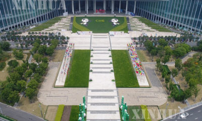 တတိယအကြိမ်မြောက် တရုတ် နိုင်ငံတကာသွင်းကုန်ပြပွဲ( CIIE) ကျင်းပမည့် တရုတ်နိုင်ငံ အရှေ့ပိုင်း ရှန်ဟိုင်းမြို့ရှိ National Exhibition and Convention Center (Shanghai) အဆောက်အဦအား ဇူလိုင် ၂၈ ရက်က အပေါ်စီးမှ မြင်တွေ့ရပုံ(ဓာတ်ပုံ- Xinhua/Ding Ting)