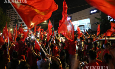 ရန်ကုန်တိုင်းဒေသကြီးအတွင်းရှိ NLD ပါတီဝန်းရံထောက်ခံသူများအား နိုဝင်ဘာ ၉ ရက် ညပိုင်းက တွေ့ရစဉ် (ဆင်ဟွာ)