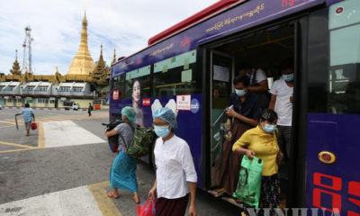 COVID-19 ရောဂါ ကြိုတင်ကာကွယ်ရေးအဖြစ် နှာခေါင်းစည်းများ တပ်ဆင်သွားလာစဉ်(ဆင်ဟွာ)