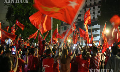 ရန်ကုန်ရှိ အမျိုးသားဒီမိုကရေစီ အဖွဲ့ချုပ် ရုံးရှေ့တွင် NLD ပါတီကို ဝန်းရံသူများအား နိုဝင်ဘာ ၉ ရက်နေ့ ညပိုင်း၌ တွေ့ရစဉ် (ဆင်ဟွာ)