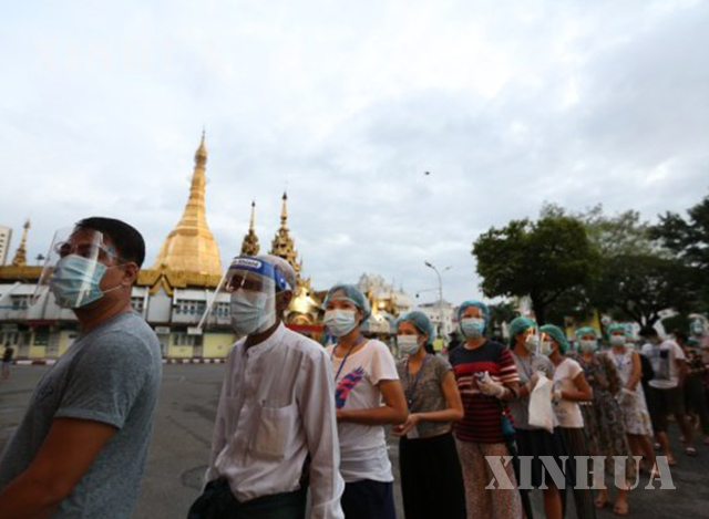 ၂၀၂၀ ပြည့်နှစ် အထွေထွေရွေးကောက်ပွဲတွင် ရန်ကုန်မြို့ရှိ မဲရုံတစ်ခု၌ ဆန္ဒမဲပေးရန် တန်းစီစောင့်ဆိုင်းနေသူများအား တွေ့ရစဉ်(ဆင်ဟွာ)