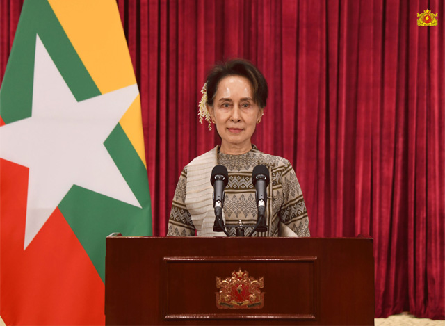 နိုင်ငံတော်၏ အတိုင်ပင်ခံ ပုဂ္ဂိုလ် ဒေါ်အောင်ဆန်းစုကြည်က COVID-19 ရောဂါဖြစ်ပွားမှု နောက်ဆုံးအခြေအနေနှင့် စပ်လျဉ်း၍ ပြည်သူများသို့ အစီရင်ခံတင်ပြသည့် မိန့်ခွန်း ပြောကြားစဉ်(ဓာတ်ပုံ - Myanmar State Counsellor Office )