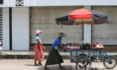 ရန်ကုန်မြို့၌ နှာခေါင်းစည်း တပ်ဆင်၍ ဈေးရောင်းနေသူများအား တွေ့ရစဉ်(ဆင်ဟွာ)
