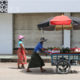 ရန်ကုန်မြို့၌ နှာခေါင်းစည်း တပ်ဆင်၍ ဈေးရောင်းနေသူများအား တွေ့ရစဉ်(ဆင်ဟွာ)