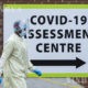 ကနေဒါနိုင်ငံတိုရန်တိုမြို့ရှိ COVID-19 ရောဂါ ကုသရေးစတင် အပြင်ဘက်တွင် ကာကွယ်ရေးဝတ်စုံ PPE ဝတ်ဆင်ထားသော ဆေးဘက်ဆိုင်ရာဝန်ထမ်းတစ်ဦးအား နိုဝင်ဘာ ၁၆ ရက်က တွေ့ရစဉ်(ဆင်ဟွာ)