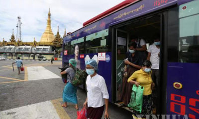 COVID-19 ရောဂါ ကြိုတင်ကာကွယ်ရေးအဖြစ် နှာခေါင်းစည်းများ တပ်ဆင်သွားလာစဉ်(ဆင်ဟွာ)