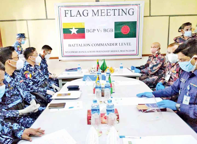 မြန်မာ-ဘင်္ဂလားဒေ့ရှ် နှစ်နိုင်ငံ နယ်ခြားစောင့်တပ်ဖွဲ့များ၏ တပ်ရင်းမှူးအဆင့် အလံတင်အစည်းအဝေးကျင်းပစဉ် (ဓာတ်ပုံ-ကြေးမုံ)