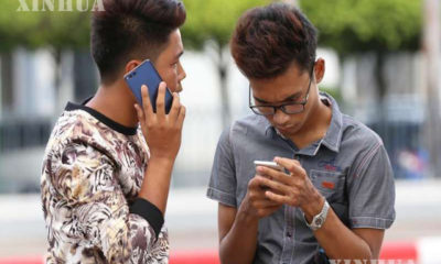 မိုဘိုင်းဖုန်း အသုံးပြုနေသူများအားတွေ့ရစဉ် (ဆင်ဟွာ)