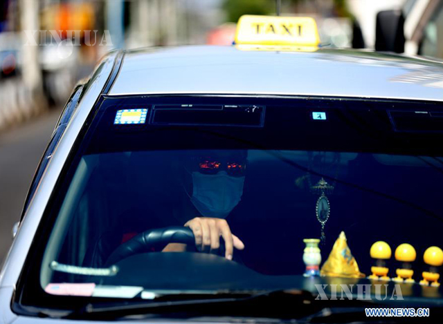 Taxi ကားမောင်းနေသူတစ်ဦးအားတွေ့ရစဉ် (ဆင်ဟွာ)