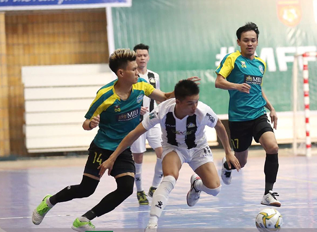 MFF Myanmar Futsal League 2019-2020 week 22 တွင် ယှဉ်ပြိုင်ကစားနေမှု တစ်ခုအားတွေ့ရစဉ် (ဓာတ်ပုံ-- MFF Futsal)