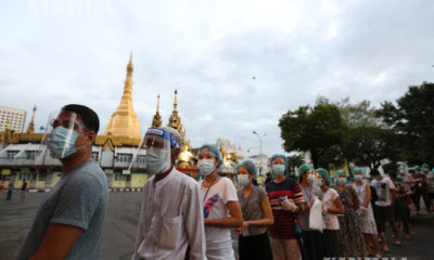 ရန်ကုန်မြို့၌ မျက်နှာဖုံး အကာအကွယ် ၊ နှာခေါင်းစည်းများဖြင့် မဲပေးရန် စောင့်ဆိုင်းနေကြသူများအား ယနေ့ တွေ့ရစဉ်(ဆင်ဟွာ)
