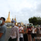 ရန်ကုန်မြို့၌ မျက်နှာဖုံး အကာအကွယ် ၊ နှာခေါင်းစည်းများဖြင့် မဲပေးရန် စောင့်ဆိုင်းနေကြသူများအား ယနေ့ တွေ့ရစဉ်(ဆင်ဟွာ)