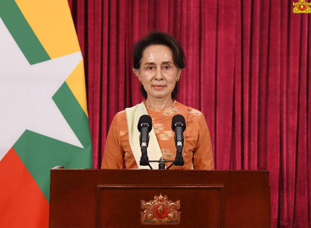 COVID-19 ရောဂါဖြစ်ပွားမှု နောက်ဆုံးအခြေအနေနှင့် စပ်လျဉ်း၍ နိုင်ငံတော်၏အတိုင်ပင်ခံပုဂ္ဂိုလ် ဒေါ်အောင်ဆန်းစုကြည် ပြည်သူများသို့ အစီရင်ခံတင်ပြသည့် မိန့်ခွန်းပြောကြားစဉ်( ဓာတ်ပုံ- Myanmar State Counsellor Office)