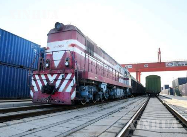 တရုတ်နိုင်ငံ အရှေ့ပိုင်း ဆန်းတုန်းပြည်နယ် ချင်းသောင်မြို့ရှိ တရုတ်-ရှန်ဟိုင်း ပူးပေါင်းဆောင်ရွက်မှုအဖွဲ့ (SCO) ဒေသစီးပွားရေးနှင့် ကုန်သွယ်ရေးသရုပ်ပြဇုန်တွင် ကုန်တင်ရထားတစ်စင်းကို တွေ့ရစဉ် (ဆင်ဟွာ)