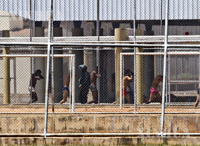 ဘရာဇီးနိုင်ငံ ဆော်ပေါ်လိုပြည်နယ်ရှိ Jardinopolis အကျဉ်းထောင်တွင် အကျဉ်းသားများ တန်းစီလမ်းလျှောက်နေသည်ကို တွေ့ရစဉ် (ဆင်ဟွာ)