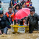 ဖိလစ်ပိုင်နိုင်ငံ မနီလာမြို့တွင် Vamco တိုင်ဖွန်းမုန်တိုင်းကြောင့် ရေကြီးရေလျှံမှုများဖြစ်ပွားခဲ့ပြီး ဖိလစ်ပိုင်နိုင်ငံ ရဲတပ်ဖွဲ့ (PNP) မှ ကယ်ဆယ်ရေးသမားများက ဒေသခံများကို ရွှေ့ပြောင်းပေးနေစဉ် (ဆင်ဟွာ)