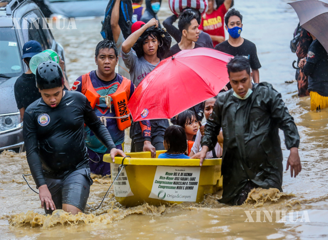 ဖိလစ်ပိုင်နိုင်ငံ မနီလာမြို့တွင် Vamco တိုင်ဖွန်းမုန်တိုင်းကြောင့် ရေကြီးရေလျှံမှုများဖြစ်ပွားခဲ့ပြီး ဖိလစ်ပိုင်နိုင်ငံ ရဲတပ်ဖွဲ့ (PNP) မှ ကယ်ဆယ်ရေးသမားများက ဒေသခံများကို ရွှေ့ပြောင်းပေးနေစဉ် (ဆင်ဟွာ)