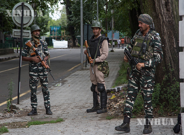 ကက်ရှမီးယားဒေသ အိန္ဒိယနိုင်ငံ ထိန်းချုပ်ထားသည့်နယ်မြေတွင် တပ်ဖွဲ့ဝင်များ လုံခြုံရေးတင်းကျပ်စွာဆောင်ရွက်နေသည်ကိုမြင်တွေ့ရစဉ်(ဆင်ဟွာ)