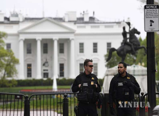 အမေရိကန်နိုင်ငံ ဝါရှင်တန်ဒီစီရှိ အိမ်ဖြူတော်အပြင်ဘက်တွင် လျှို့ဝှက်လုံခြံရေးတပ်ဖွဲ့ဝင်များကို တွေ့ရစဉ် (ဆင်ဟွာ)