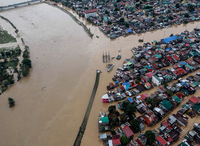 ဖိလစ်ပိုင်နိုင်ငံ မနီလာမြို့တွင် Vamco တိုင်ဖွန်းမုန်တိုင်းကြောင့် ရေလွှမ်းမိုးမှုများဖြစ်ပေါ်ခဲ့ပြီး နေအိမ်များ ရေဖုံးလွှမ်းနေသည်ကို တွေ့ရစဉ် (ဓာတ်ပုံ- Phillippine Presidential Palace/Handout via Xinhua)