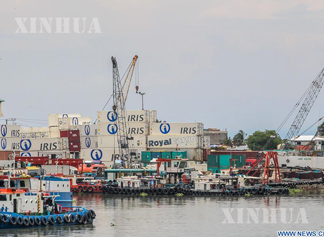 ဖိလစ်ပိုင်နိုင်ငံ မနီလာမြို့တွင် ငါးဖမ်းသင်္ဘောများနှင့် ကွန်တိန်နာကရိန်းများအား ဩဂုတ် ၇ ရက်က တွေ့ရစဉ်(Xinhua/Rouelle Umali)