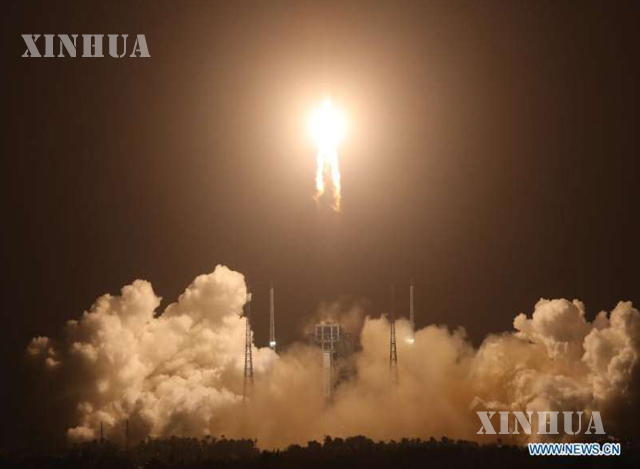 တရုတ်နိုင်ငံ တောင်ပိုင်း ဟိုင်နန်ပြည်နယ်၊ ဝန်ချန်း အာကာသယာဉ် လွှတ်တင်ရေးစခန်းမှ Chang'e-5 အာကာသယာဉ်ကို Long March-5 သယ်ဆောင်ရေးဒုံးပျံဖြင့် နိုဝင်ဘာ ၂၄ ရက်က လွှတ်တင်နေစဉ် (ဆင်ဟွာ)