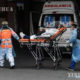 ချီလီနိုင်ငံ ဆန်တီယာဂိုမြို့ရှိ ဆန်ဂျို့စ်ဆေးရုံတွင် COVID-19 လူနာတစ်ဦးကို ကျန်းမာရေးဝန်ထမ်းများက ရွှေ့ပြောင်းပေးနေစဉ် (ဆင်ဟွာ)