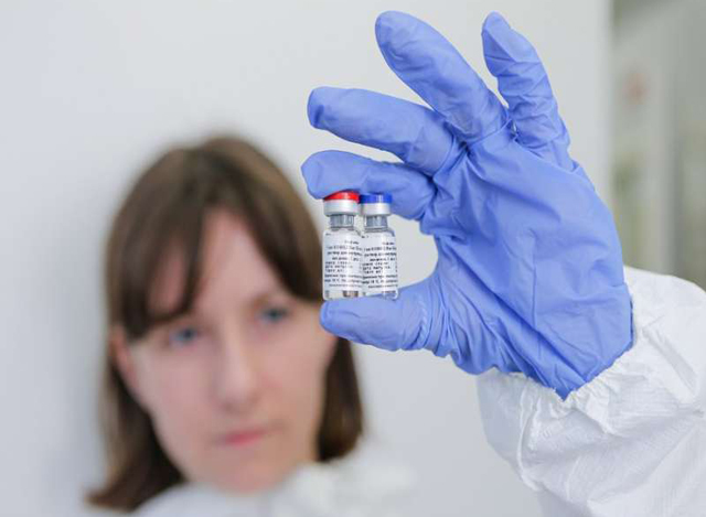 ရုရှားနိုင်ငံ မော်စကိုမြို့ရှိ Gamaleya ကူးစက်ရောဂါနှင့် အဏုဇီဝဗေဒ သိပ္ပံပညာရပ်ဆိုင်ရာ သုတေသန အင်စတီကျုမှ ဖော်ထုတ်ထားသော နိုဗယ်ကိုရိုနာဗိုင်းရပ်စ် ကာကွယ်ဆေးကို သုတေသီတစ်ဦးက ပြသနေစဉ် (ဓာတ်ပုံ- RDIF/Handout via Xinhua)