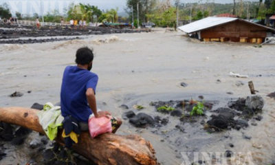 ဖိလစ်ပိုင်နိုင်ငံ Albay ပြည်နယ်တွင် ဂွန်နီမုန်တိုင်းတိုက်ခတ်ပြီးနောက် အပျက်အစီးများအား ကြည့်နေသည့်လူငယ်တစ်ဦးကို နိုဝင်ဘာ ၁ ရက်ကတွေ့ရစဉ်( ဓာတ်ပုံ-Str/Xinhua)