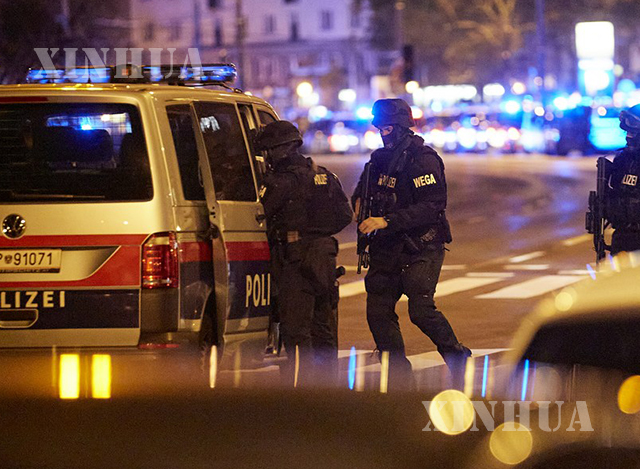 ဩစတြီးယားနိုင်ငံ ဗီယင်နာမြို့ လမ်းမပေါ်၌ နိုဝင်ဘာ ၂ ရက် ညပိုင်းက ပစ်ခတ်မှု ဖြစ်ပွားပြီးနောက် လုံခြုံရေးတပ်ဖွဲ့ဝင်များအားတွေ့ရစဉ်( ဓာတ်ပုံ- Georges Schneider/Xinhua)