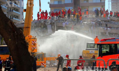 တူရကီနိုင်ငံ Izmir ပြည်နယ်တွင် ငလျင်လှုပ်ခတ်ပြီးနောက် ပြိုကျနေသည့် အဆောက်အအုံတစ်ခုတွင် ကယ်ဆယ်ရေးလုပ်ငန်းများ ဆောင်ရွက်နေသည်ကို အောက်တိုဘာ ၃၁ ရက်က တွေ့ရစဉ် (ဆင်ဟွာ)