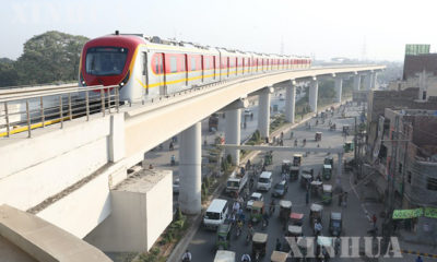 ပါကစ္စတန်နိုင်ငံ၌ လာဟိုးမြို့ရှိ လိမ္မော်ရောင်မျဉ်း-ရထားလမ်းပိုင်းတစ်ခုမြင်ကွင်းအား အောက်တိုဘာ ၂၆ ရက်က တွေ့ရစဉ်(ဓာတ်ပုံ Xinhua/Liu Tian)