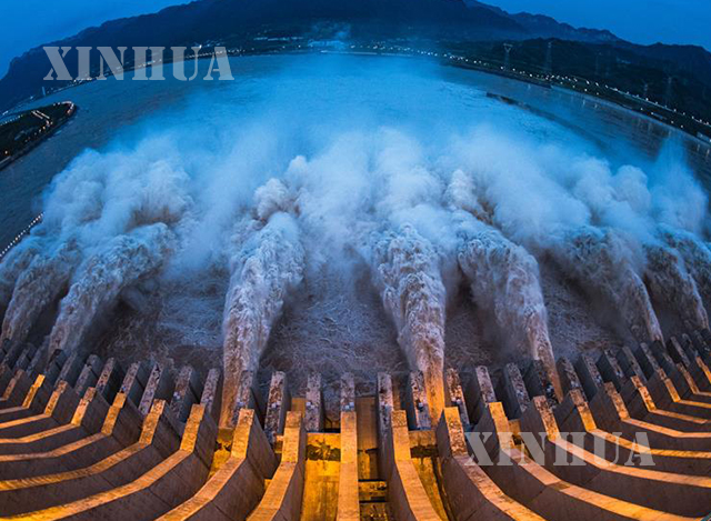 တရုတ်နိုင်ငံ အလယ်ပိုင်း ဟူပေပြည်နယ် ရီချန်းမြို့ရှိ မြစ်ကျဉ်းသုံးသွယ်ရေကာတာမှ ရေများစီးထွက်နေသည်ကို တွေ့ရစဉ် (ဆင်ဟွာ)