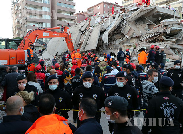 တူရကီနိုင်ငံ အနောက်ပိုင်း Izmir ပြည်နယ်တွင်လှုပ်ခတ်ခဲ့သော အင်အားပြင်းငလျင်ကြောင့် ပြိုကျနေသည့် အဆောက်အအုံတစ်ခုတွင် ကယ်ဆယ်ရေးလုပ်ငန်းများ ဆောင်ရွက်နေသည်ကို အောက်တိုဘာ ၃၁ ရက်က တွေ့ရစဉ် (ဆင်ဟွာ)