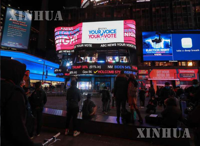 အမေရိကန်နိုင်ငံ နယူးယောက်မြို့ရှိ Times Square တွင် မဲရေတွက်မှုအား တိုက်ရိုက်ထုတ်လွှင့်ပြသနေသည်ကို ပြည်သူများ ကြည့်ရှုနေစဉ် (ဆင်ဟွာ)