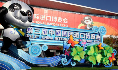 တရုတ်နိုင်ငံ အရှေ့ပိုင်း ရှန်ဟိုင်းမြို့တွင် ကျင်းပနေသော တရုတ် နိုင်ငံတကာသွင်းကုန်ပြပွဲ (CIIE) ၏ လာဘ်ကောင်အရုပ် ကျင်းပေါင် (Jinbao) ကို တွေ့ရစဉ် (ဆင်ဟွာ)