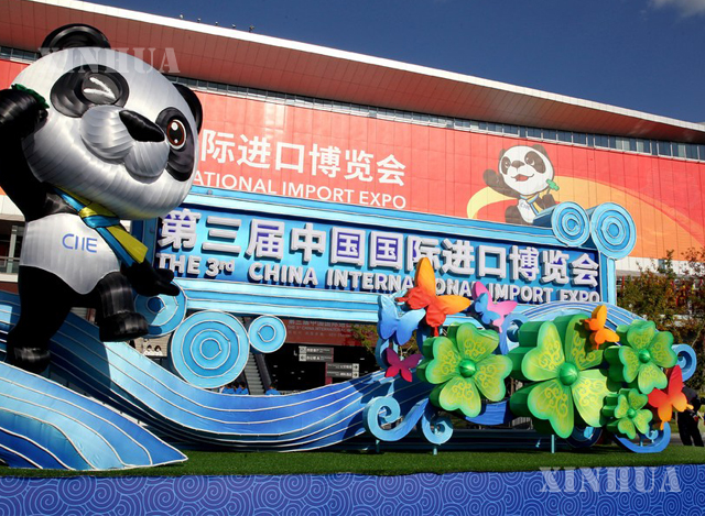 တရုတ်နိုင်ငံ အရှေ့ပိုင်း ရှန်ဟိုင်းမြို့တွင် ကျင်းပနေသော တရုတ် နိုင်ငံတကာသွင်းကုန်ပြပွဲ (CIIE) ၏ လာဘ်ကောင်အရုပ် ကျင်းပေါင် (Jinbao) ကို တွေ့ရစဉ် (ဆင်ဟွာ)