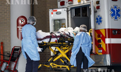 အမေရိကန်နိုင်ငံ ဝါရှင်တန်မြို့ရှိ ‌ဂျော့ဝါရှင်တန်ဆေးရုံ၌ ကျန်းမာရေးဝန်ထမ်းများက COVID-19 လူနာတစ်ဦးအား ဆေးရုံကားပေါ်မှ သယ်ဆောင်နေသည်ကို ဧပြီ ၂၇ ရက်ကတွေ့ရစဉ်(ဆင်ဟွာ)