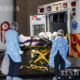 အမေရိကန်နိုင်ငံ ဝါရှင်တန်မြို့ရှိ ‌ဂျော့ဝါရှင်တန်ဆေးရုံ၌ ကျန်းမာရေးဝန်ထမ်းများက COVID-19 လူနာတစ်ဦးအား ဆေးရုံကားပေါ်မှ သယ်ဆောင်နေသည်ကို ဧပြီ ၂၇ ရက်ကတွေ့ရစဉ်(ဆင်ဟွာ)
