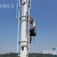 တရုတ်နိုင်ငံ၌ 5G တာဝါတိုင်တည်ဆောက်မှု လုပ်ငန်းခွင်တွင် ဝန်ထမ်းတစ်ဦးအား တွေ့ရစဉ်(ဆင်ဟွာ)