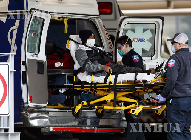 အမေရိကန်နိုင်ငံ ဝါရှင်တန်ဒီစီမြို့ရှိ ဂျော့ဝါရှင်တန် တက္ကသိုလ်ဆေးရုံတွင် COVID-19 လူနာတစ်ဦးအား လူနာတင်ယာဉ်ပေါ်မှ အောက်သို့သယ်ချနေသည်ကို ဧပြီ ၂၇ ရက်ကတွေ့ရစဉ်(ဆင်ဟွာ)